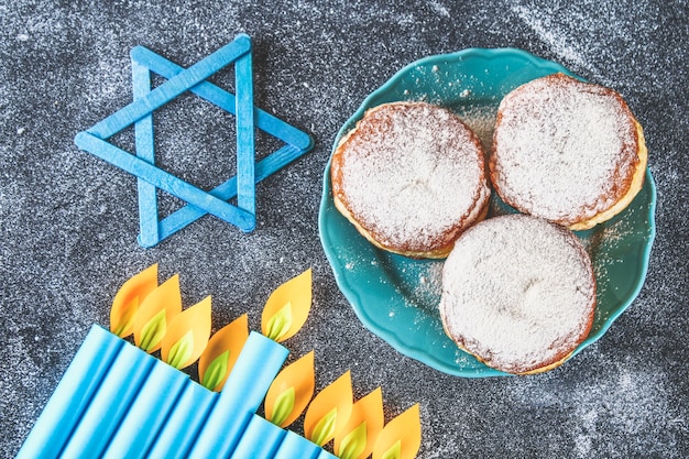 Feriado judaico hanukkah e seus atributos, menorá, donuts, estrela de davi. hanukkah menor