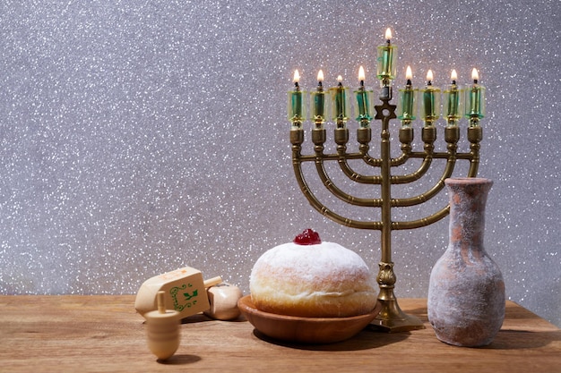 Feriado judaico hanukkah fundo com menorá e pião com letras gimel e freira