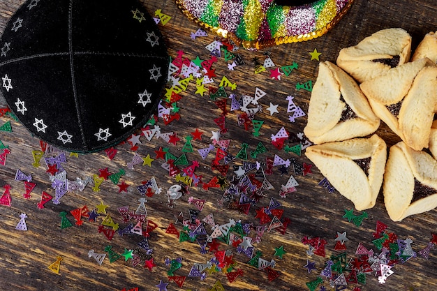 Foto feriado judaico purim com hamantaschen cookies hamans orelhas, máscara de carnaval e kippa