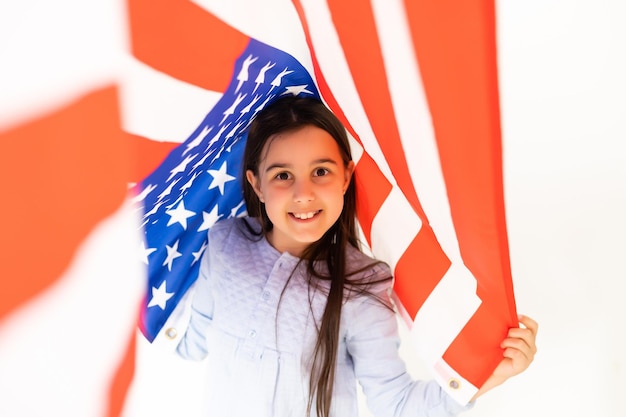 Feriado patriótico. Criança feliz, menina criança bonitinha com bandeira americana. EUA comemoram 4 de julho.