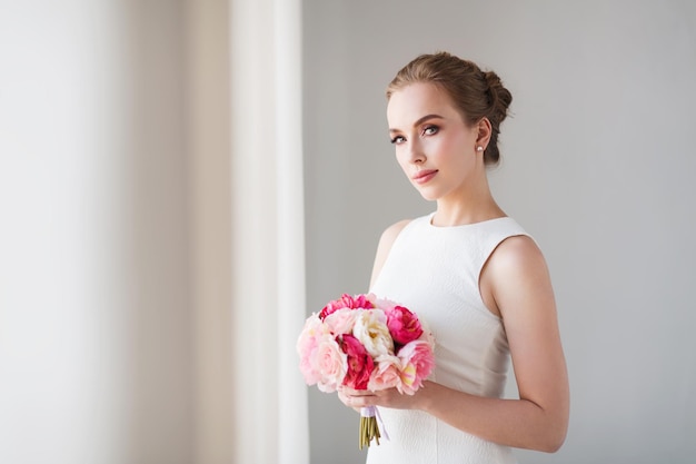 feriados, casamento e conceito de pessoas - noiva ou mulher de vestido branco com ramo de flores