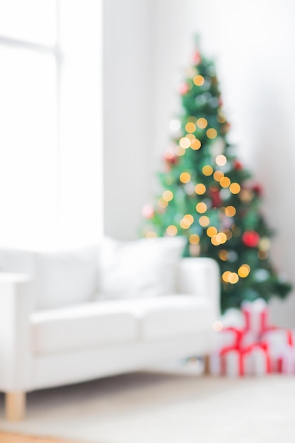 feriados, celebração e conceito de casa - sala de estar com árvore de natal e fundo de presentes