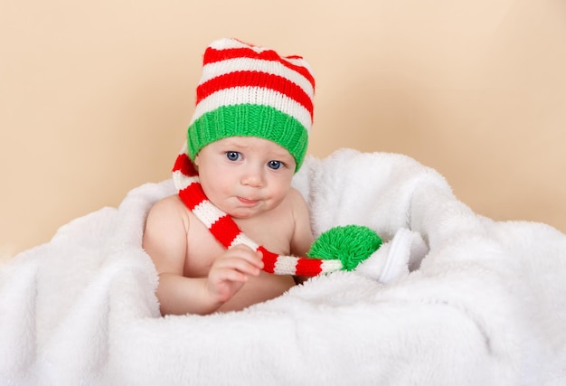 Feriados de ano novo Menino com chapéu de Papai Noel Adorável bebê com chapéu de Papai Noel