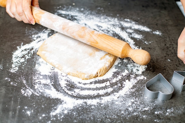 Feriados de Natal e ano novo, mamãe e filhos preparam biscoitos de gengibre