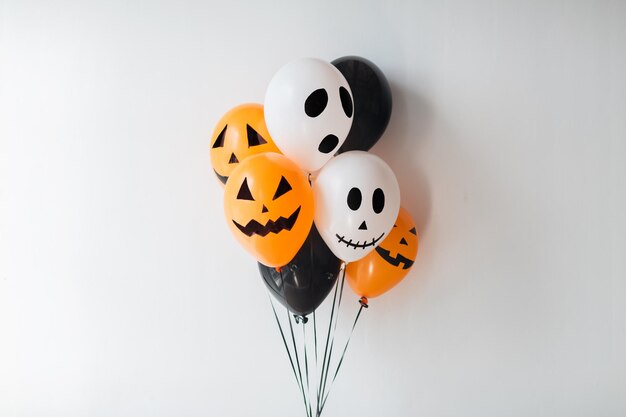 feriados, decoração e conceito de festa - um monte de balões de ar assustadores para o Halloween sobre fundo branco