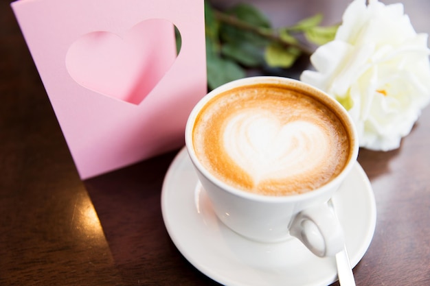 feriados, dia dos namorados e conceito de amor - close-up do cartão com coração, flor e café