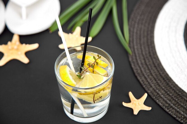 Feriados e conceito de bebida. cocktail frio, limonada com limão