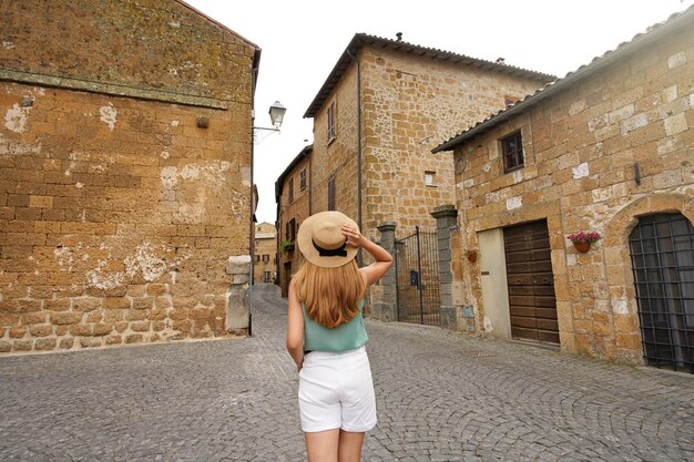 Feriados na Itália Turista que visita a histórica cidade medieval de Orvieto Umbria Itália