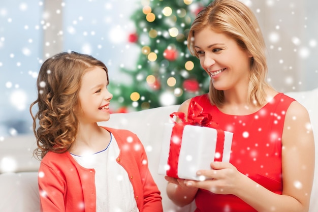 feriados, presentes, natal, conceito de natal - feliz menina mãe e filho com caixa de presente