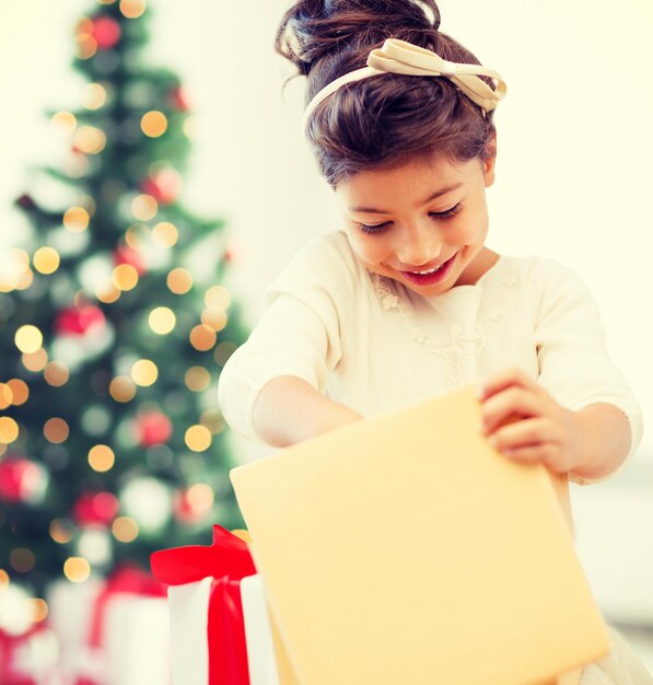 feriados, presentes, natal, conceito de natal - menina criança feliz com caixa de presente