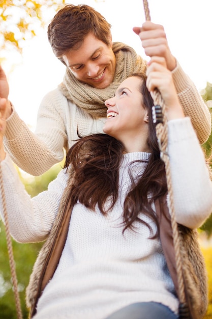 férias, amor, viagens, turismo, relacionamento e conceito de namoro - casal romântico no parque outono