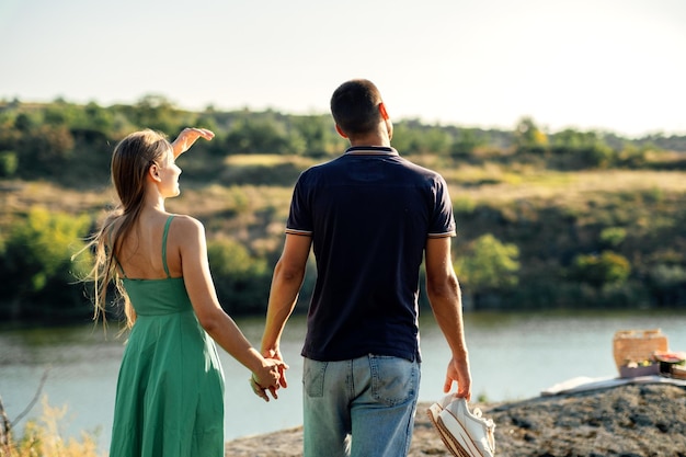 Férias baratas para casais casal sincero apaixonado de mãos dadas no fundo da natureza