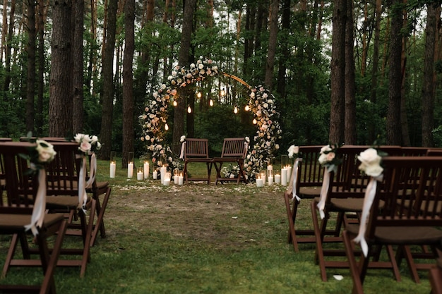 Férias, cerimônia, arco, arco de casamento, casamento, momento do casamento, decorações, decoração, decorações de casamento, flores, cadeiras, cerimônia ao ar livre, buquês de flores.