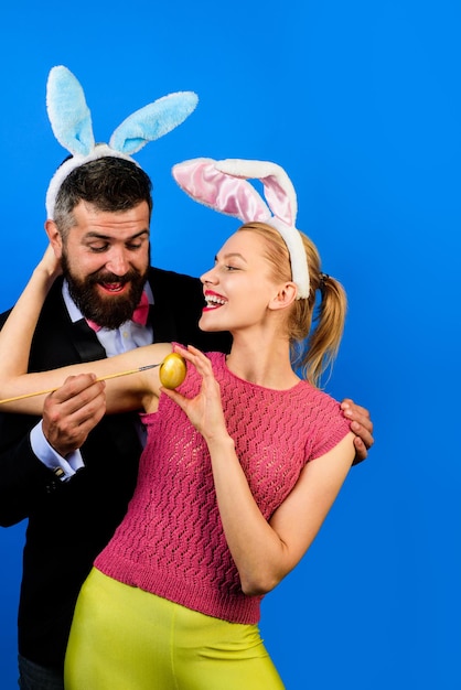 Férias da primavera, família feliz comemora casal coelhinho do amor da páscoa. Boas festas, casal feliz pintando