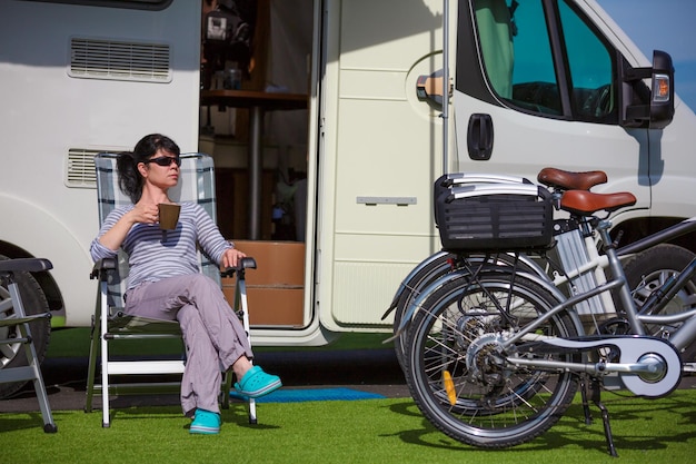 Férias de carro de caravana. Viagem de férias em família, viagem de férias em motorhome