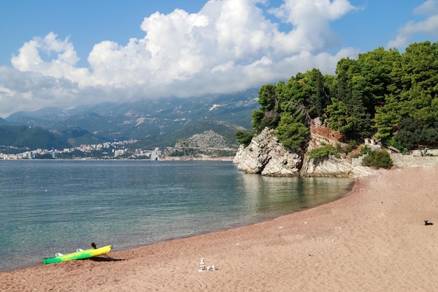 Férias de férias de verão. Aconchegante praia de areia em Montenegro na costa do Adriático em Budva Riviera.