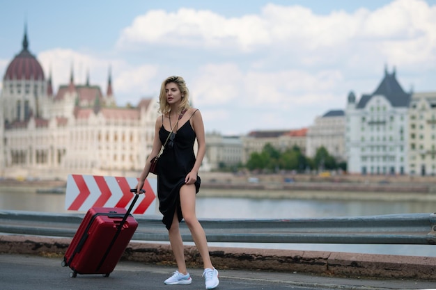 Férias de férias na moda europa mulher com malas saindo de férias estilo de vida sexy jovem