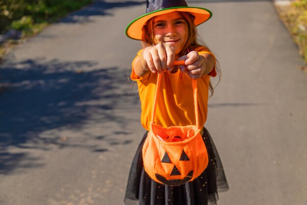 Férias de Halloween, menina criança fantasiada. Foco seletivo.