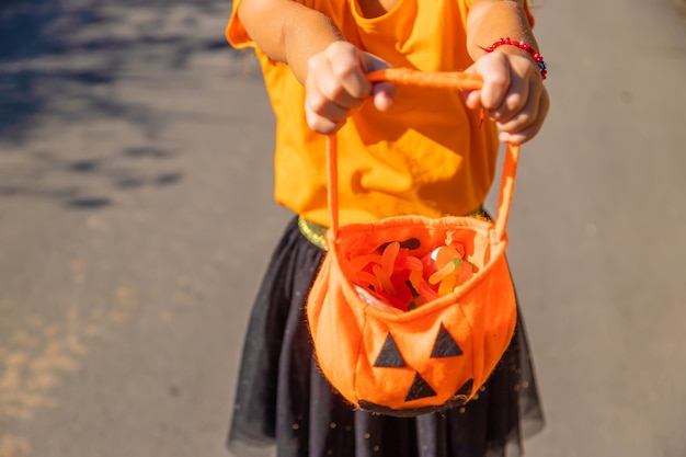 Férias de Halloween, menina criança fantasiada. Foco seletivo.