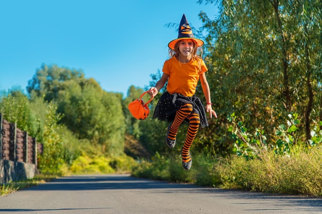 Férias de halloween, menina criança fantasiada. foco seletivo.