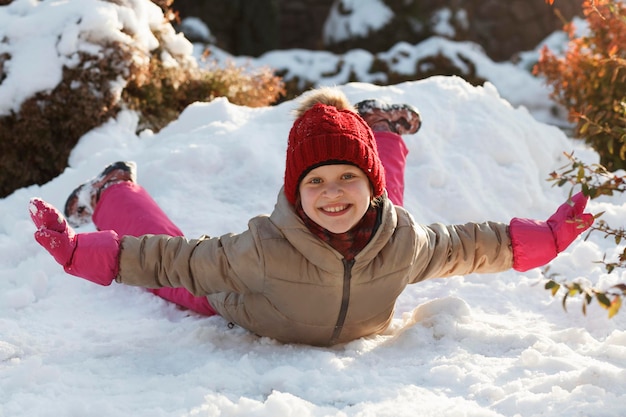 Férias de inverno Criança ativa de inverno na neve Brincando de neve Caminhada de inverno