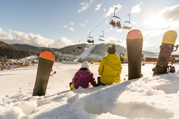 Férias de inverno em família em estação de esqui
