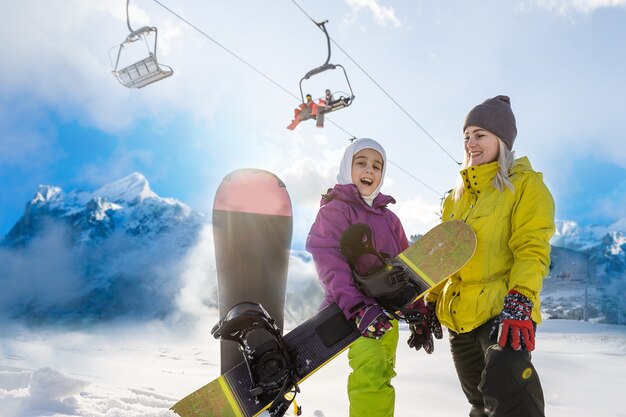 Férias de inverno em família em estação de esqui