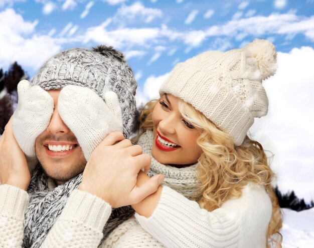 férias de inverno, família, férias e conceito de estilo de vida - casal de família em roupas de inverno