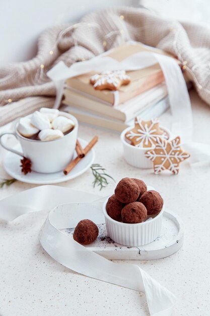 Férias de Natal aconchegantes com livros de chocolate quente com marshmallows, biscoitos caseiros de gengibre e trufas Fundo estético de Natal