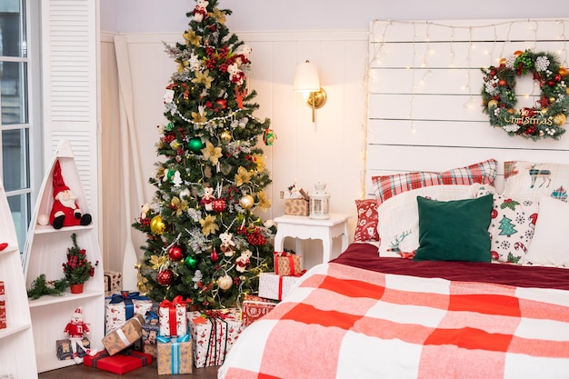 Férias de Natal com árvore e presentes Quarto espaçoso com luz branca em estilo loft com decoração