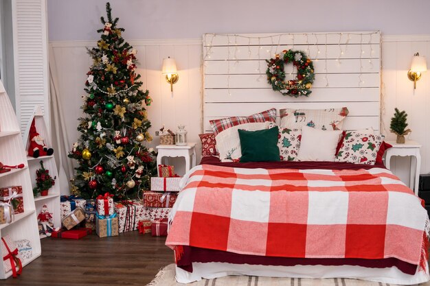 Férias de Natal com árvore e presentes Quarto espaçoso com luz branca em estilo loft com decoração