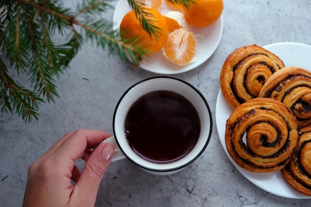 Férias de natal comida xícara de chá tangerina e pães de sementes de papoula