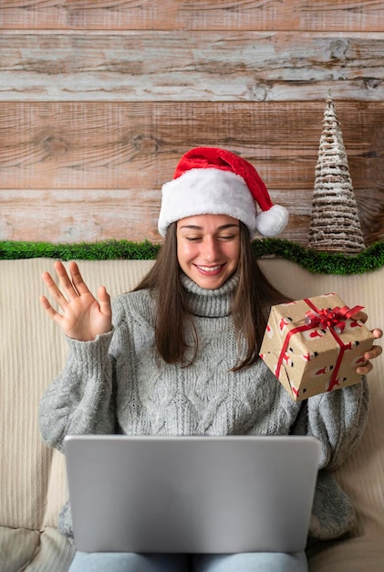 Férias de Natal online Mulher feliz fazendo uma videochamada com sua família ou amigos