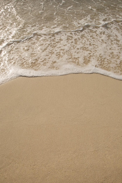 Foto férias de ondas de areia de praia e fundo do mar