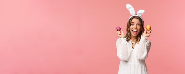 Férias de primavera e retrato de conceito de festa de uma jovem encantadora animada celebrando a páscoa em rab