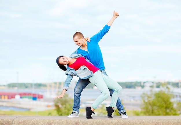 férias de verão, adolescente e conceito de dança - dois adolescentes dançando do lado de fora