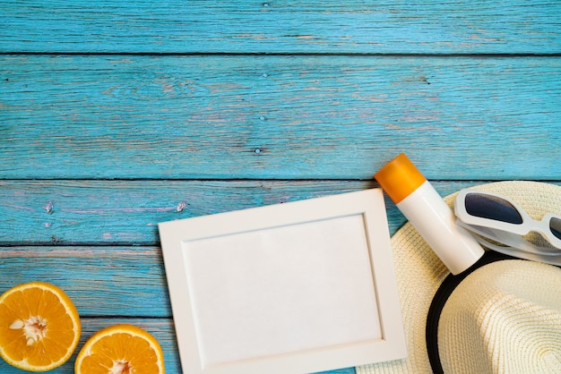 Férias de verão bonito, acessórios de praia, laranja, óculos de sol, chapéu e protetor solar