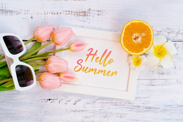 Férias de verão bonito, acessórios de praia, laranja, óculos de sol, flor e moldura