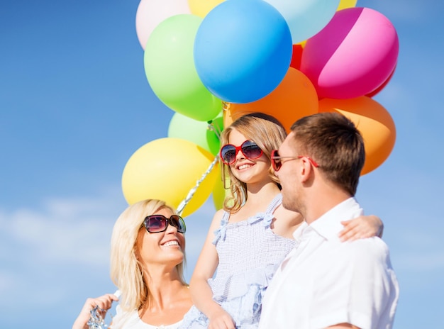 férias de verão, celebração, crianças e conceito de pessoas - família com balões coloridos