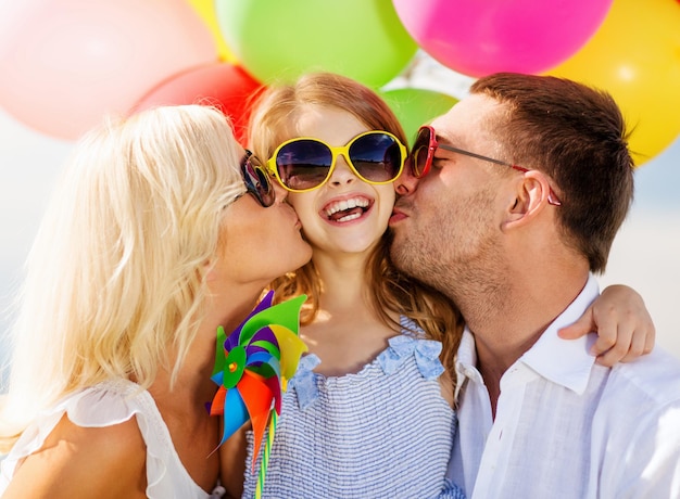 Férias de verão, celebração, crianças e conceito de pessoas - família com balões coloridos