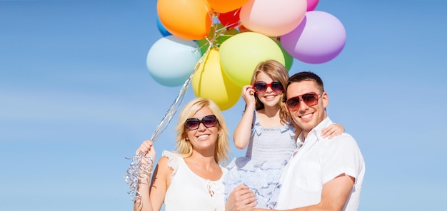 férias de verão, celebração, crianças e conceito de pessoas - família com balões coloridos