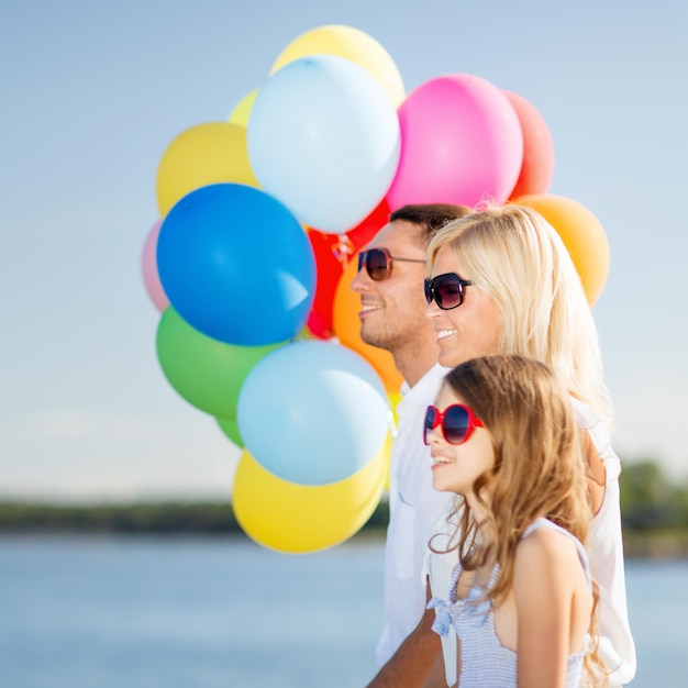 férias de verão, celebração, crianças e conceito de pessoas - família com balões coloridos