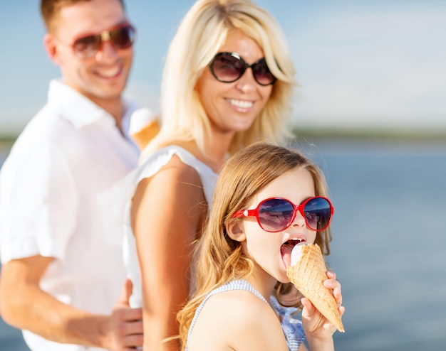 Férias de verão, celebração, crianças e conceito de pessoas - família feliz tomando sorvete