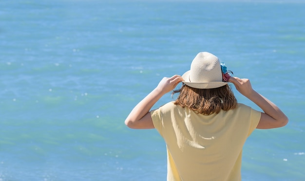 Férias de verão com garota olhando para o mar