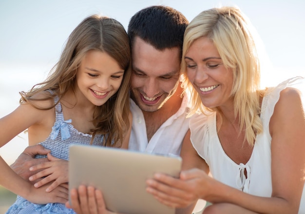 férias de verão, crianças e conceito de pessoas - família feliz com tablet pc tirando foto