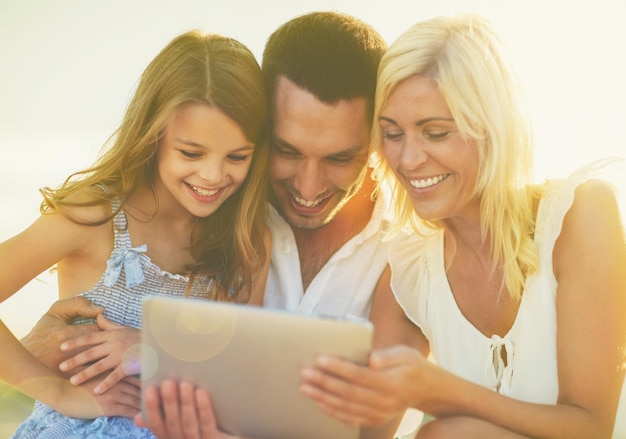 férias de verão, crianças e conceito de pessoas - família feliz com tablet pc tirando foto