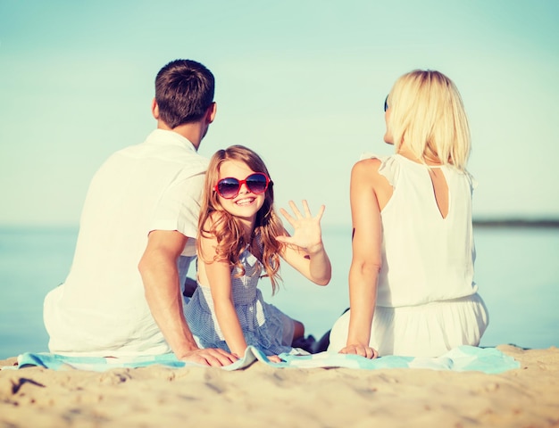 férias de verão, crianças e conceito de pessoas - família feliz na praia