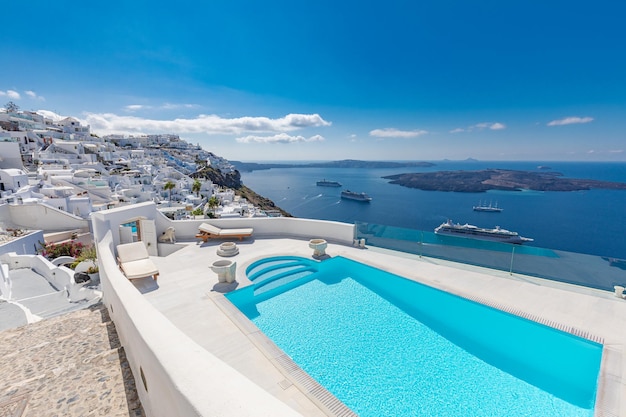 Férias de verão de luxo. resort hotel piscina privada fantástica vista para o mar. arquitetura branca santorini