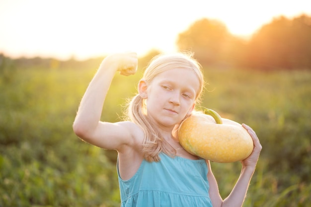 Férias de verão de uma menina na aldeia