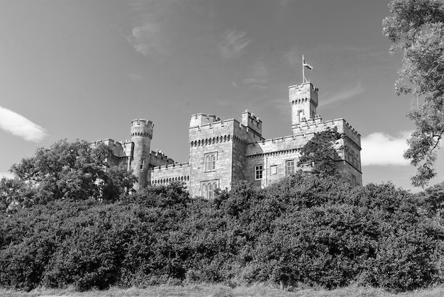 Férias de verão e castelo de desejo de viajar com árvores verdes em Stornoway Reino Unido Lews Castle no jardim no céu azul Arquitetura e design de estilo vitoriano Marco e atração